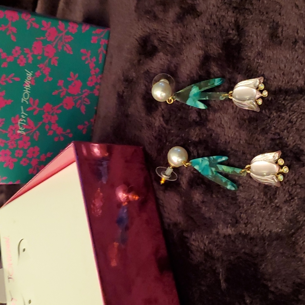 Tulip drop earrings